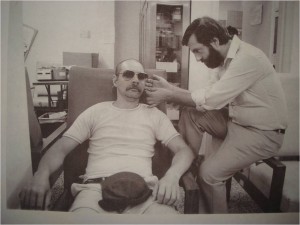 Dr. Michael Smith behandler klient på Lincoln Recovery Center omkring 1974.