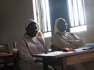 Det er i nogle lande ofte den frivillige kirkelige hjælpeindsats, som anvender NADA. Her er to nonner på NADA-kursus. 